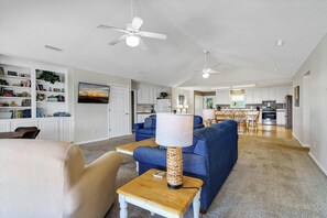 Televisión, reproductor de DVD, mesa de ping pong