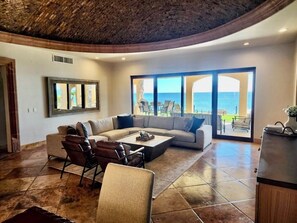 Televisión, chimenea y estéreo 