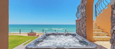 Outdoor spa tub