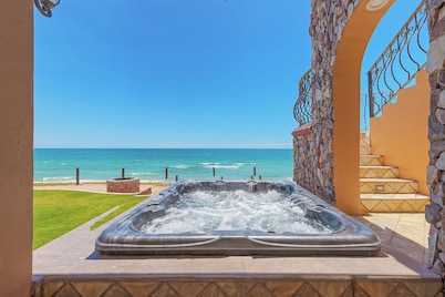 Villa #18: LUXURY 5 Bed/5 bath Oceanfront home for 14 guests. Renovated 3/26.