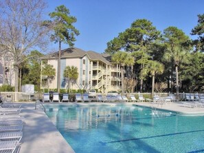 Alberca al aire libre y alberca climatizada
