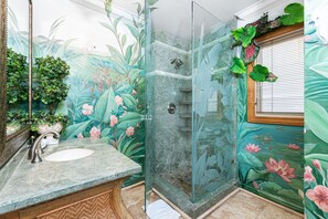 Ensemble baignoire-douche, séchoir à cheveux, serviettes fournies