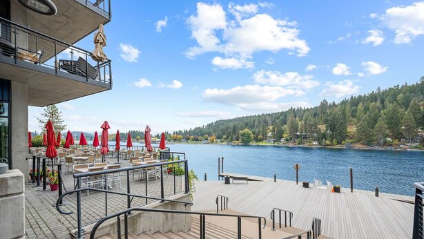 A waterfront restaurant with outdoor seating and a view of the lake. - NOW AVAILABLE FOR LABOR DAY! Coeur d’Alene Luxury Waterfront Condo (Coeur d'Alene)