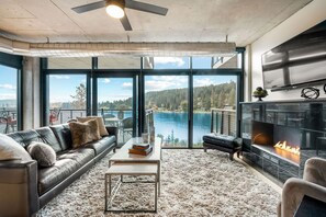 Smart TV, fireplace, books - Coeur d’Alene Luxury Waterfront Condo - Close to Everything (Coeur d'Alene)