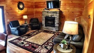 Televisie, een open haard en een dvd-speler