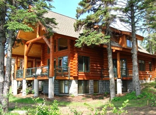 Luxury Lake Superior Log Home ~ Fantastic Lake View ~ Excellent Location! 