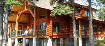 Luxury Lake Superior Log Home ~ Fantastic Lake View ~ Excellent Location! 