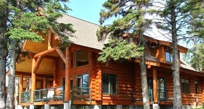Luxury Lake Superior Log Home ~ Fantastic Lake View ~ Excellent Location!