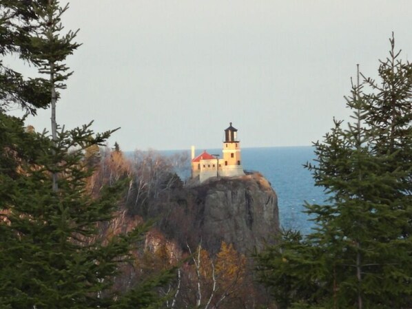 Un faro en un acantilado rocoso con vistas al mar.