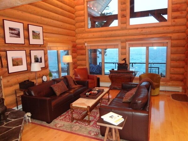 Smart-TV, Kamin, DVD-Player, Bücher