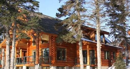 Maison luxueuse en bois rond sur le lac ~ Vue fantastique sur le lac ~ Excellent emplacement!