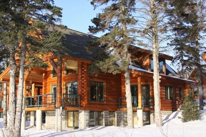 Luxury Lake Superior Log Home ~ Fantastic Lake View ~ Excellent Location!