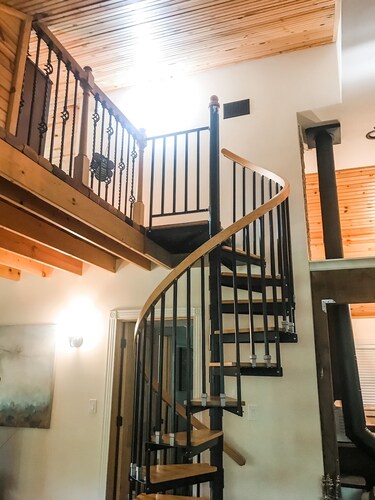 WORLD CUP matches just 5 min away!  75" TV, KING BED, Lg 1 acre Yard, Sleeps 8