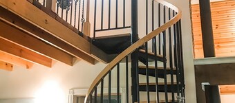 WORLD CUP matches just 5 min away!  75" TV, KING BED, Lg 1 acre Yard, Sleeps 8