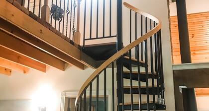 WORLD CUP matches just 5 min away! 75" TV, KING BED, Lg 1 acre Yard, Sleeps 8