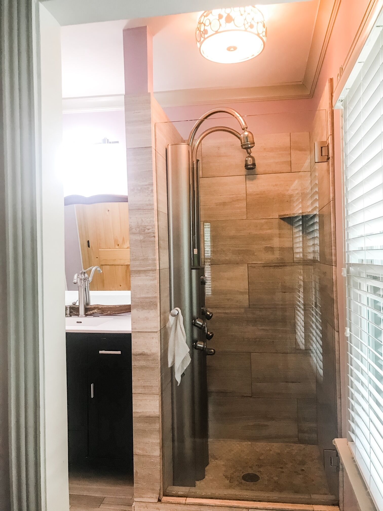 Ensemble douche/baignoire, baignoire à jets, sèche-cheveux