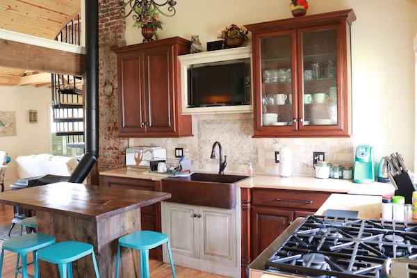 Kitchen w/Island seating for 4 and t.v. for breakfast.