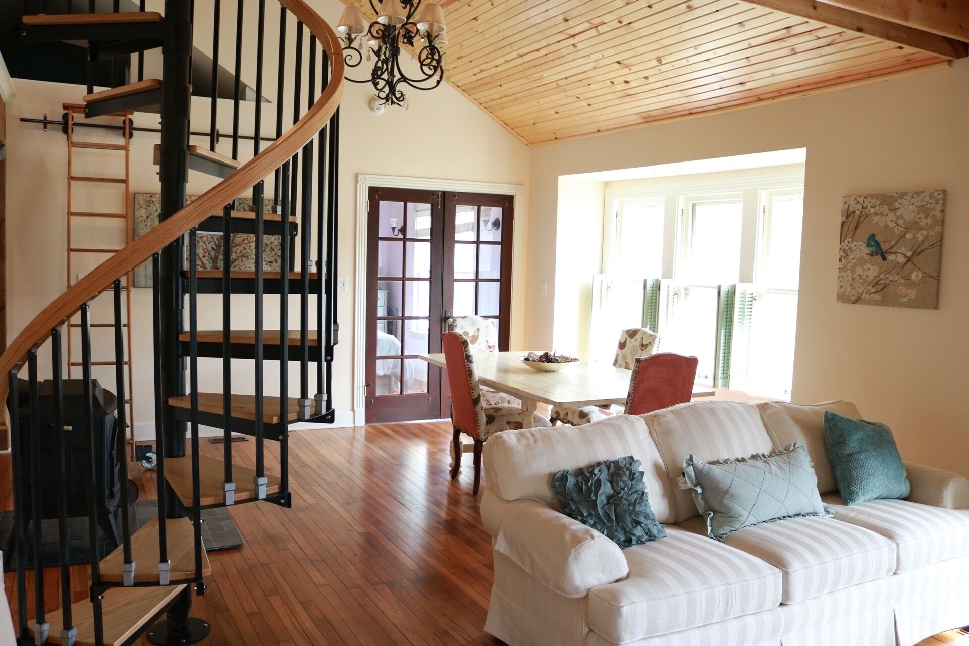 Télévision, lecteur de DVD, livres