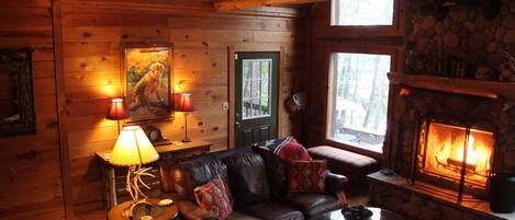 Smart-tv, een open haard, boeken en een stereo