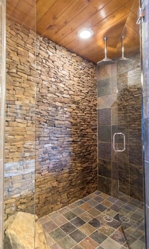Bathtub, towels, toilet paper - Amazing Log Cabin on the Water! (Crane Hill)