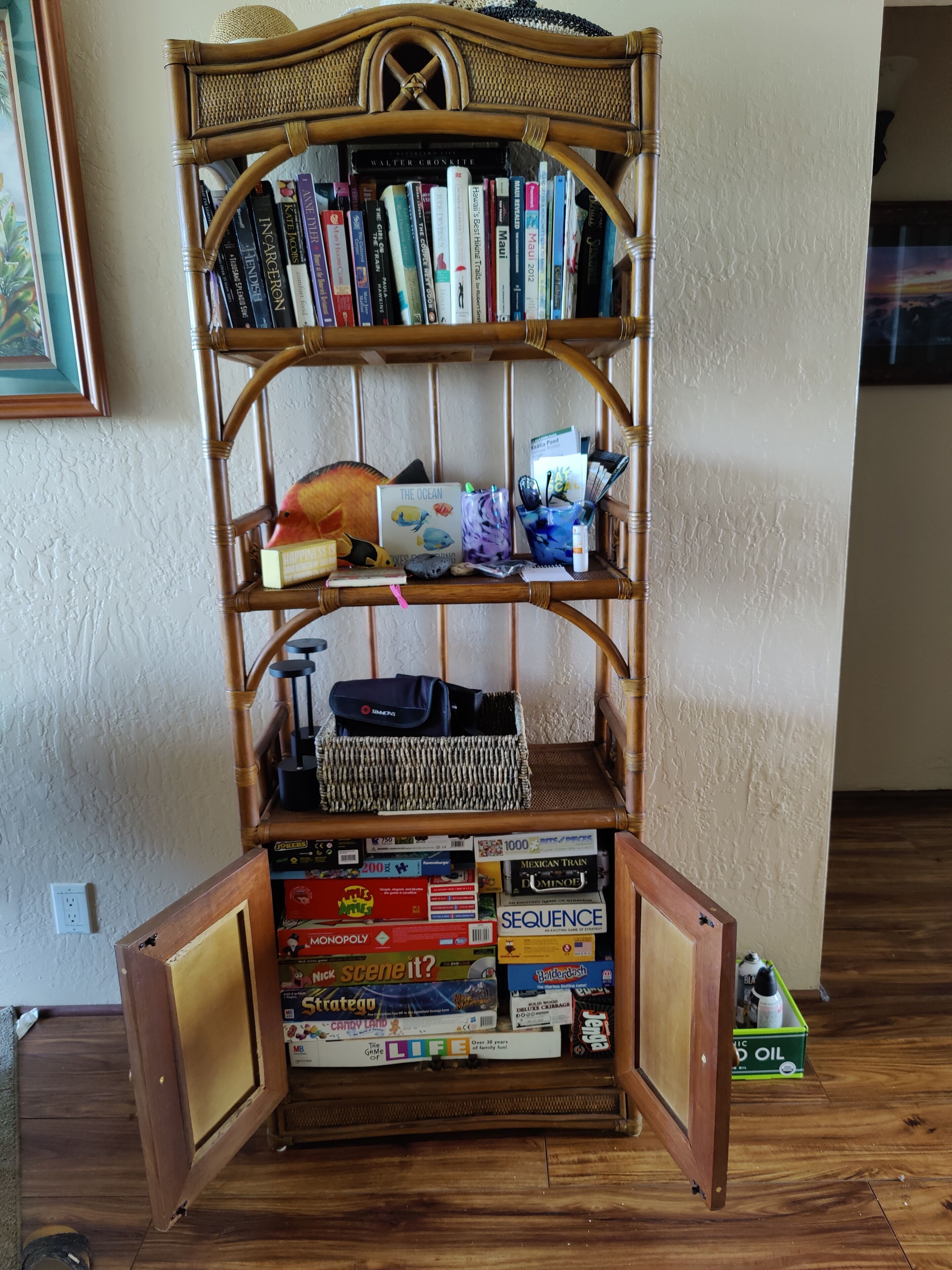 Une bibliothèque remplie de livres, un jouet et des jeux de société.