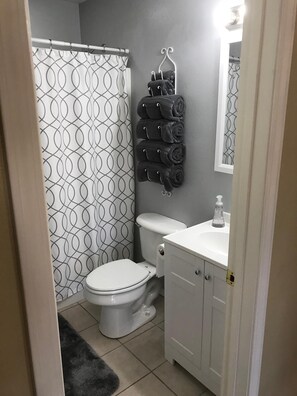 Hair dryer, towels, soap, shampoo - Clean, cozy and practical house with three bedrooms (Missoula)