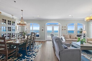 Televisión, chimenea y libros 