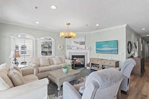 Smart TV, fireplace, books - GULF-FRONT, Cancellation, Balcony, Grill, Pool, Updated! (Santa Rosa Beach)