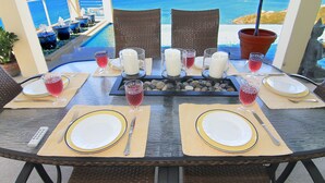Une table dressée pour quatre personnes, avec vue sur l’océan.