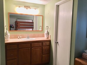 Een haardroger, handdoeken, toiletpapier