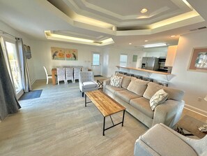 Een smart-tv, een dvd-speler en een stereo