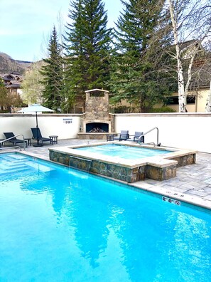 A heated pool - Magnificent Pent House 4bd 4ba pool and Hot tub In vail Village. Lic#008001 (Vail)