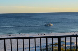 On the beach, sun loungers - Summer low rates on beach. Feel refreshed with refurnished clean interiors ! (Orange Beach)