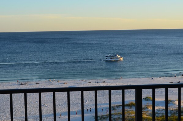Na praia, espreguiçadeiras 