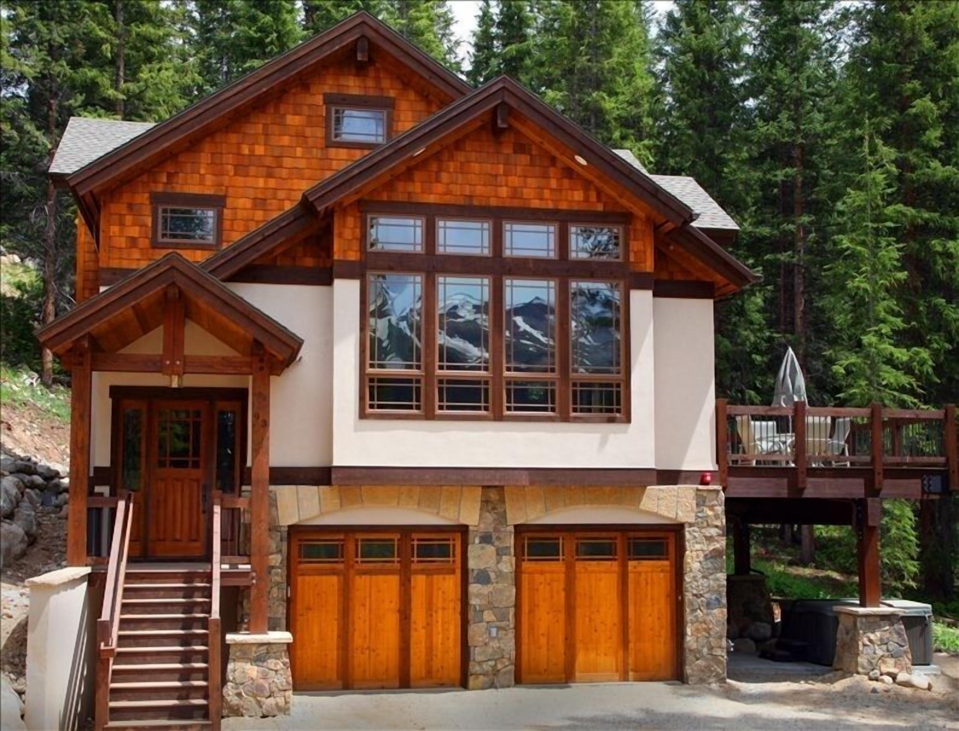 Luxury Ski Haus - Views, privacy, hot tub, town 7 min,  Sleeps 10 w max 8 adults
