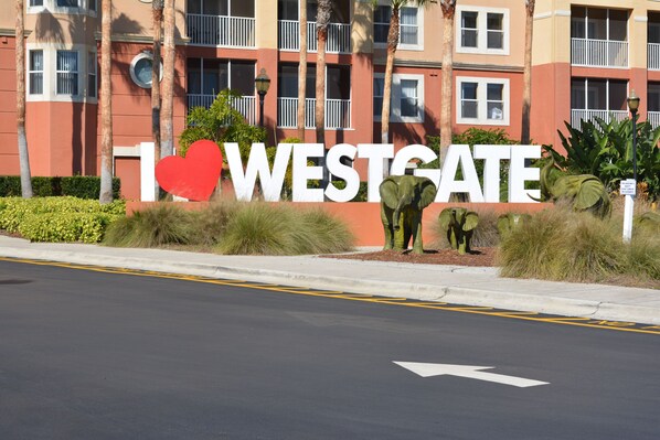 A sign with "I ♥ WESTGATE" and two elephants. - STUDIO AT RESORT NEAR DISNEY (Kissimmee)