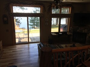 Smart-TV, peis, DVD-spiller og bøker