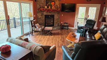 Smart TV, fireplace, books, stereo