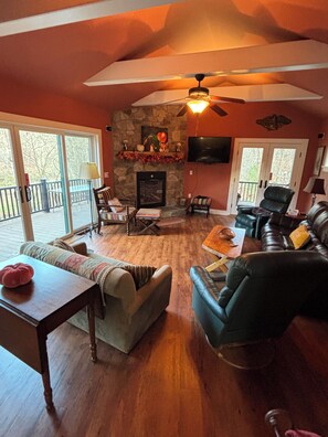 Smart TV, fireplace, books, stereo