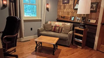 Smart TV, fireplace, books, stereo