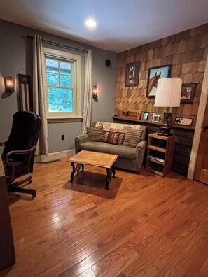 Smart TV, fireplace, books, stereo