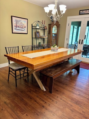 Dining - Creekside Cottage is your spacious retreat to enjoy a relaxing getaway! (Drumore)