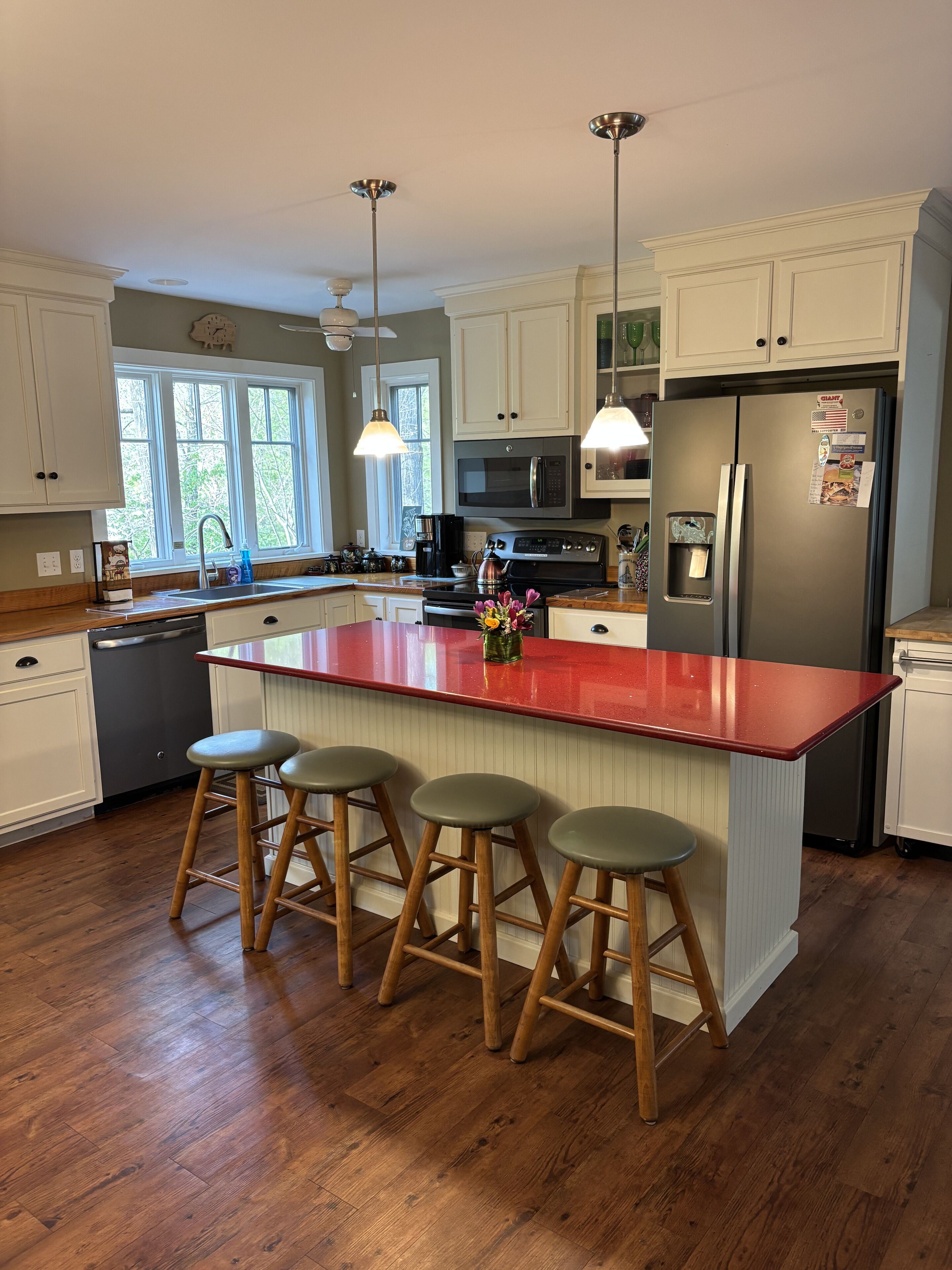 冷蔵庫、電子レンジ、オーブン、コンロ