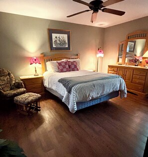 4 bedrooms, desk, iron/ironing board, travel crib