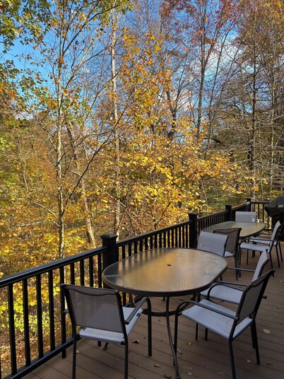  Creekside Cottage is your spacious retreat to enjoy a relaxing getaway!