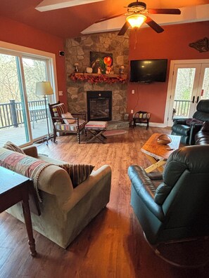 Smart TV, fireplace, books, stereo