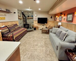 Smart TV, fireplace, books, stereo - Creekside Cottage is your spacious retreat to enjoy a relaxing getaway! (Drumore)