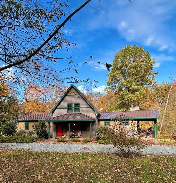 Exterior - Creekside Cottage is your spacious retreat to enjoy a relaxing getaway! (Drumore)
