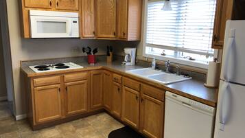 Fridge, microwave, stovetop, dishwasher