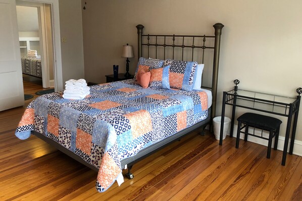 4 bedrooms, iron/ironing board, WiFi, bed sheets - Farmhouse in the vineyards! Sleeps 8! (Geneva)